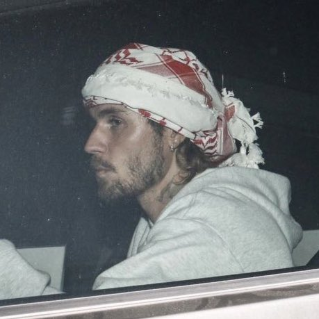 Justin Bieber spotted wearing keffiyeh in Los Angeles